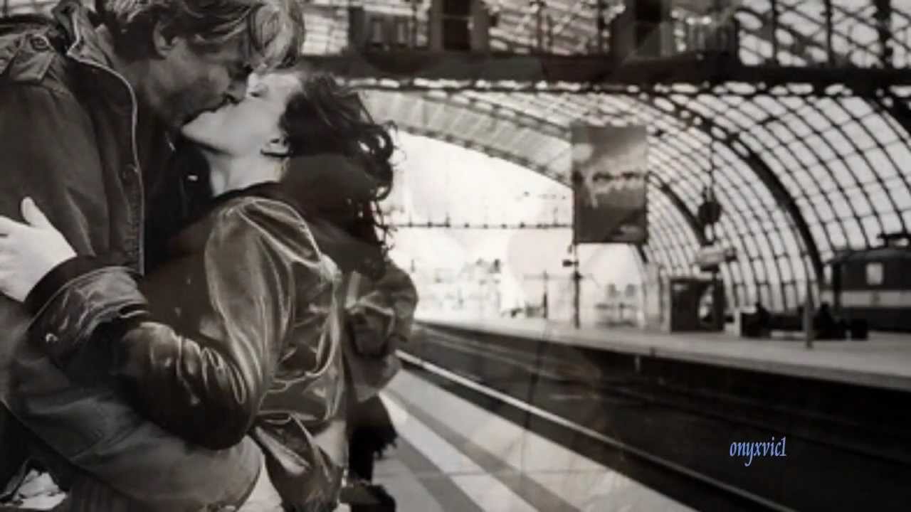 Поцелуй на прощание мы встретимся дома. Парень и девушка на вокзале. Поцелуй на вокзале. Расставание на вокзале. Встреча на вокзале влюбленных.