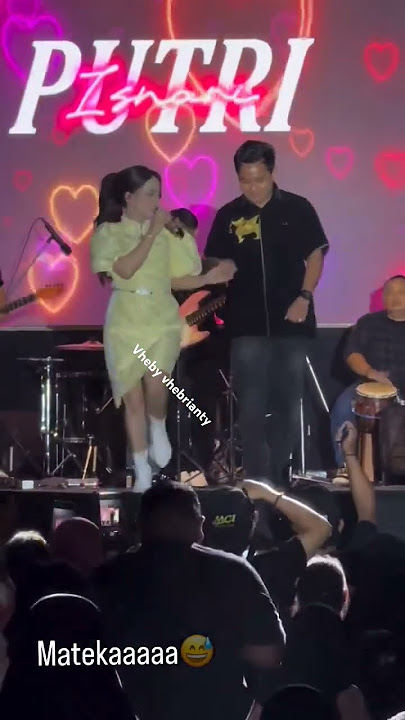 Putri isnari Romantis banget sama suaminya di atas panggung #putriisnaridanabdaziz #putriisnari