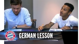 Xabi Alonso und Thiago lernen Deutsch