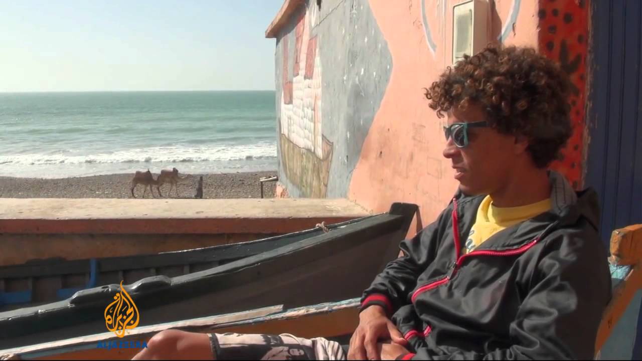 قرية صيد تتحول إلى ركوب الأمواج كمصدر رزق
