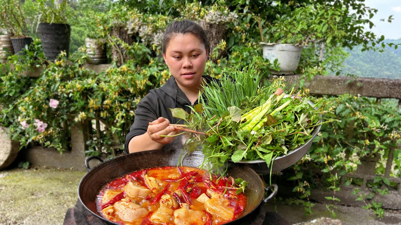 欧妹今天摘了很多野菜，配一锅酸辣猪脚吃个够 pick some wild vegetables to make a delicious meal