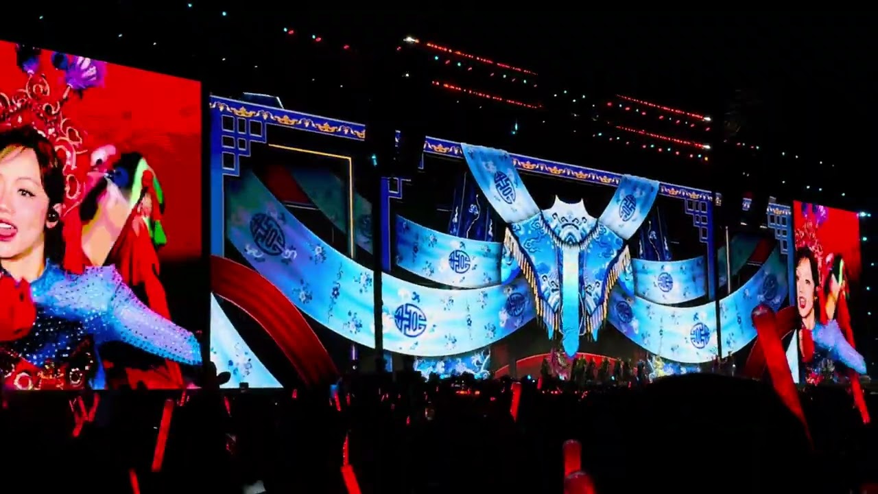 [13.09.25] HỀ - Phương Mỹ Chi, Phương Ly, Pháo, Chi Xê, WEAN tại Em Xinh “Say Hi” Concert Day 1 HCM