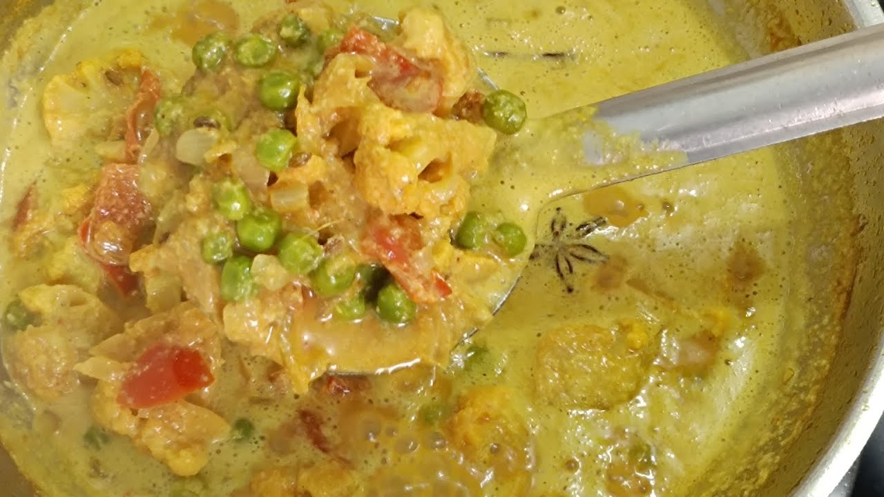 Cauliflower and green peas masala kulambu recipe/Gobi and peas curry 