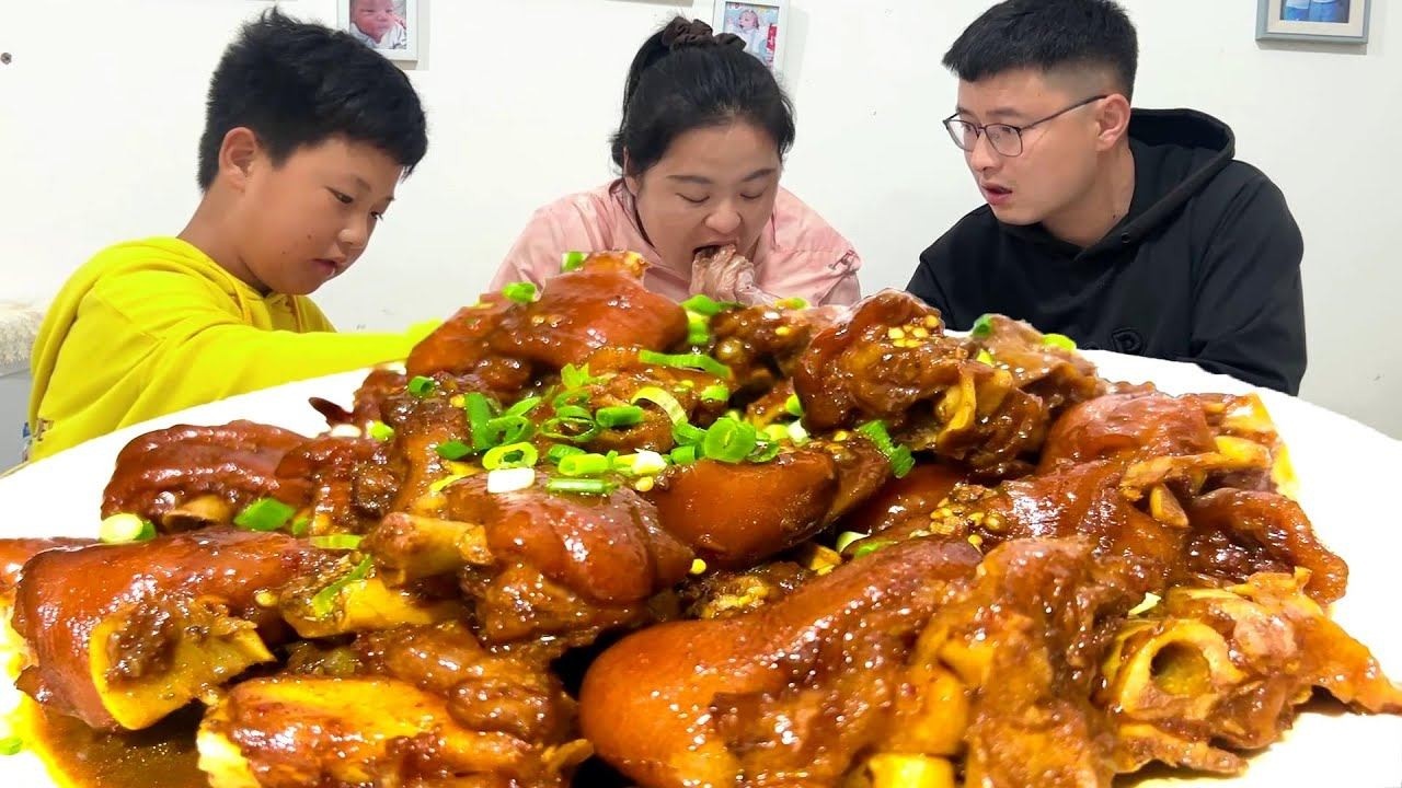 丹丹这锅虎皮猪蹄才是隐藏王者，这锅一开盖，隔着屏幕都闻到香了！【胖手手丹丹】