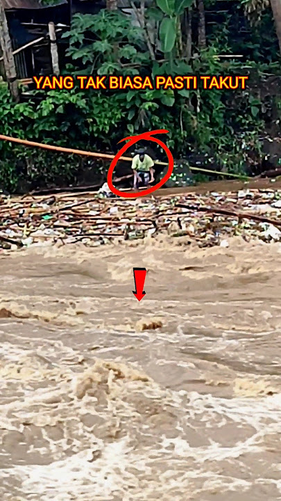 yang tak biasa pasti takut‼️ sendiri di pinggiran sungai yg arus nya deras untuk mencari rongsokan