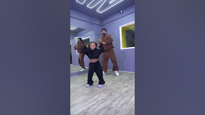Se equivoca en la coreo y miren cómo reacciona 😂