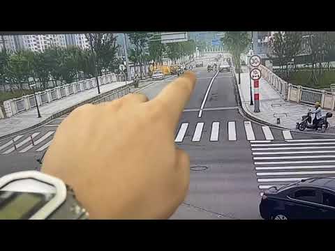 浙江宁波一工地打桩机倾倒，砸到路人