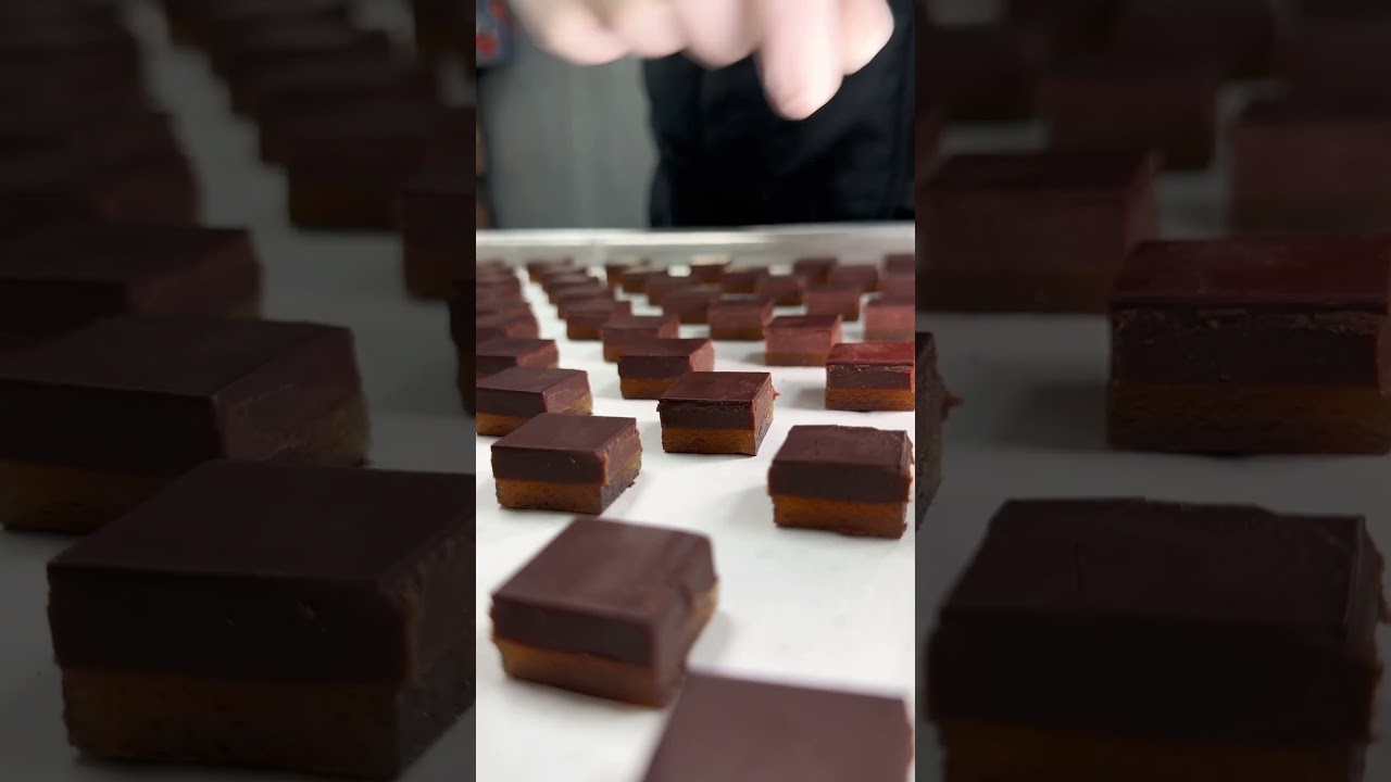 Starts with a “chablon,” then with the guitar and finally “enrobe” + decorate with earl grey tea.