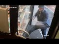 Rapina in pieno giorno a Milano: spacca la vetrina a martellate e porta via i Rolex