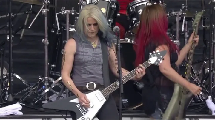 L7 - Pretend That We're Dead (Live At The Download Festival 2018)