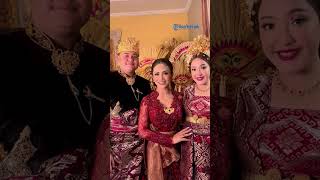 Gaya Kris Dayanti Pakai Kebaya Bali saat Hadiri Acara Pernikahan Kakak Sarah Menzel