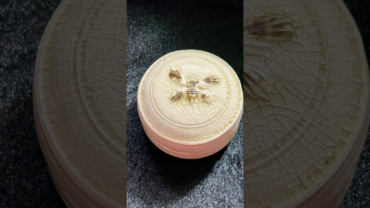 唐時代　青磁 相州窯 點彩 飛斑　香盒 粉盒 茶入　茶道具　唐物(F-84) 唐代。相州窯。蝴蝶紋-粉盒。 #古玩#古董#antique - YouTube