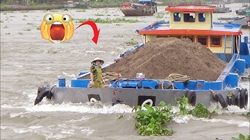 Mưa lớn nước chảy mạnh ghe tàu vượt cống khó khăn kịch tính vô cùng