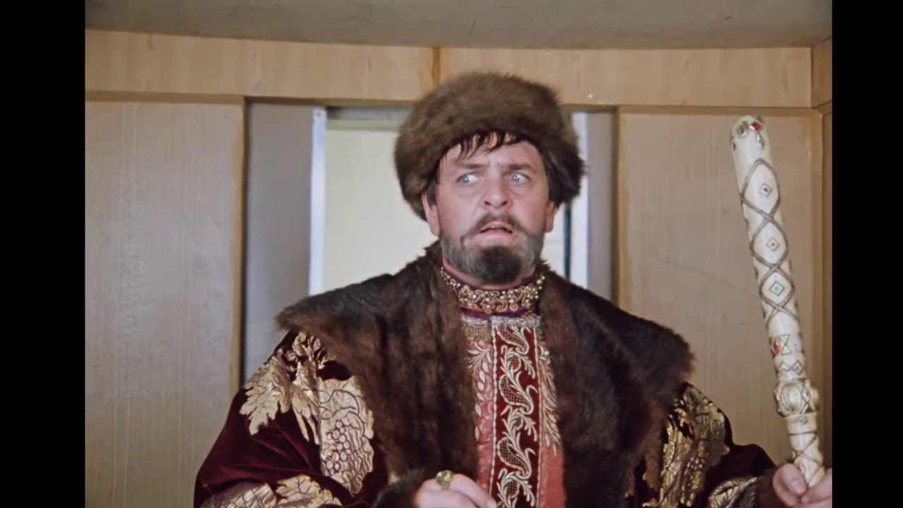 Крест животворящий делает