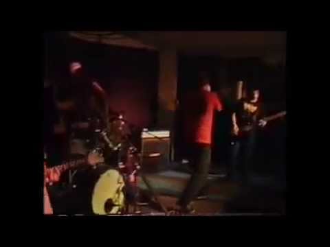 Watch the video for No Existen Palomas Blancas En Mi Barrio