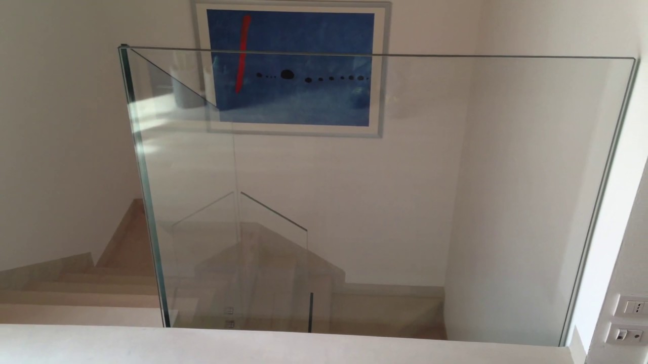 Scalinata con parapetti in vetro