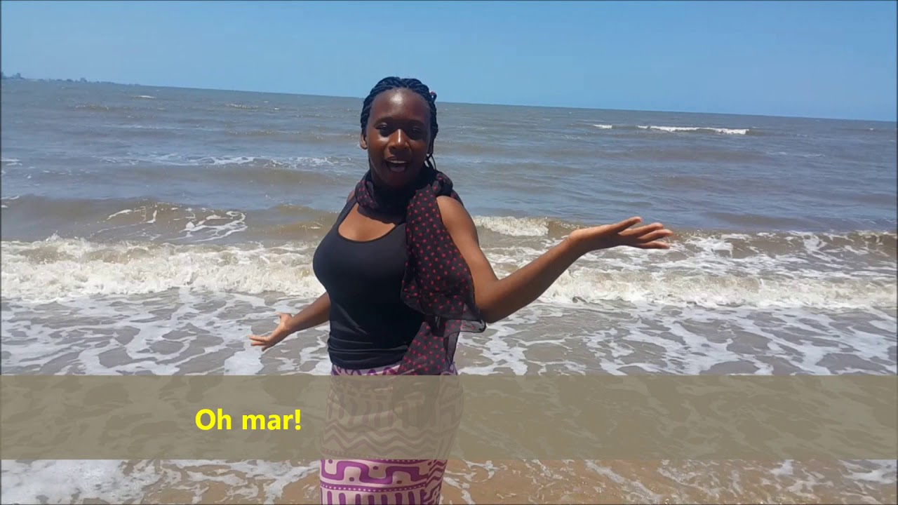 Victória Moiane improvisa uma poesia na praia da Katembe