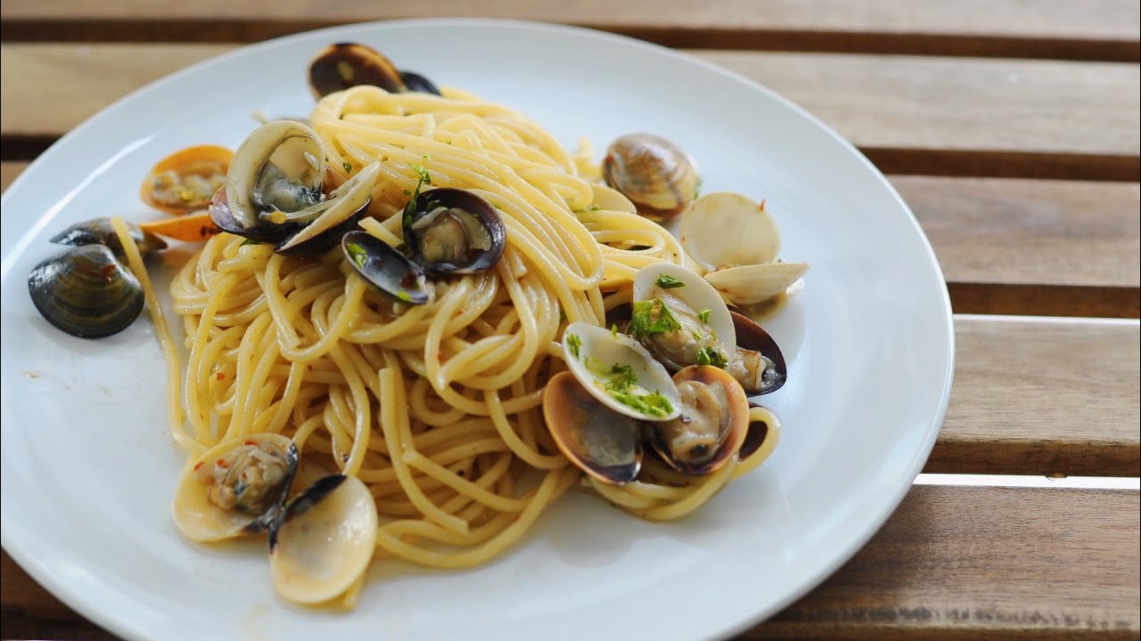 Spaghetti Alla Vongole Easy Pasta White Wine Sauce with Clams