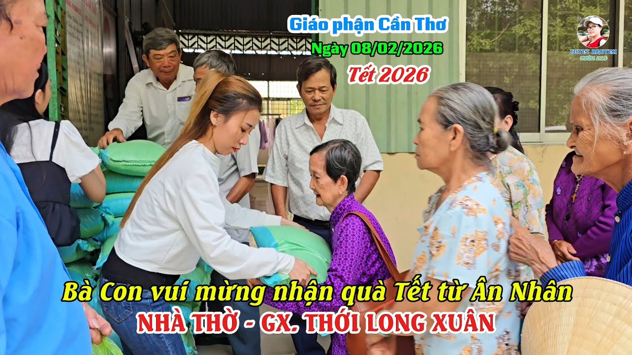BÀ CON VUI MỪNG ĐƯỢC NHẬN QUÀ TẾT TỪ ÂN NHÂN - GIÁO XỨ THỚI LONG XUÂN  - THÍ ĐIỂM TRUYỀN GIÁO 