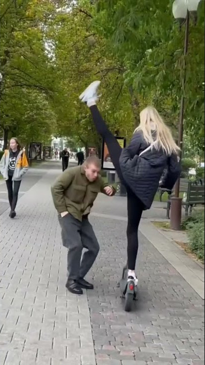 Bacağını kaldırınca pıırrrttt 🤣🤣🤣🤣Adamın ağzına doğru