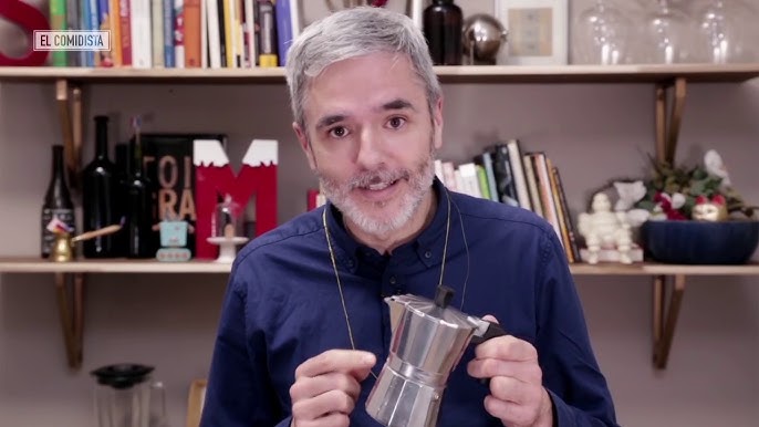 Café expreso en una cafetera cubana usando una mini cocina de gas con un  tanque de propano en una sola hornilla. Una tormenta se está gestando en el  fondo Fotografía de stock 