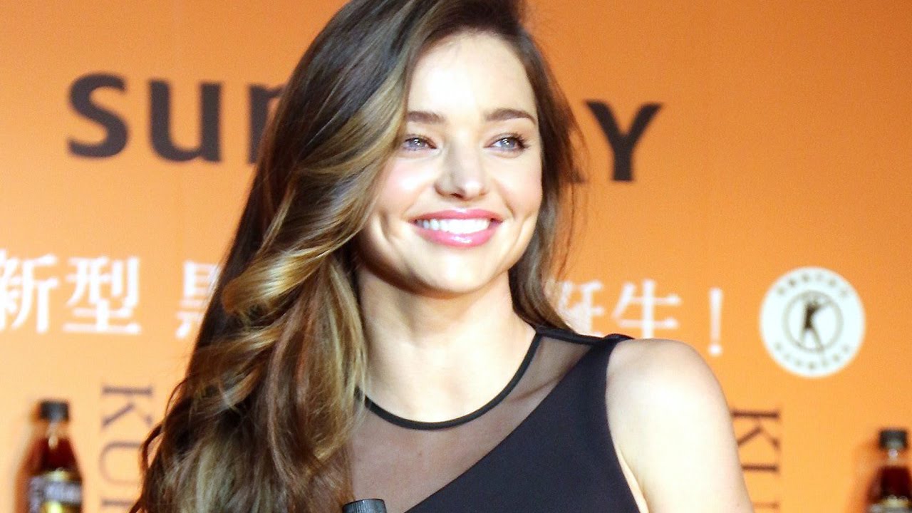 ミランダ カー 華麗なウォーキングを披露 サントリー黒烏龍茶 Cm発表会1 Miranda Kerr Youtube