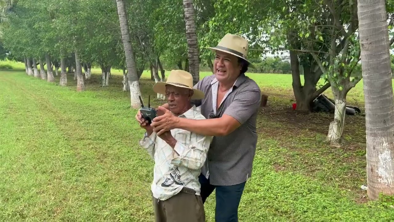 Mechito juega con el drone