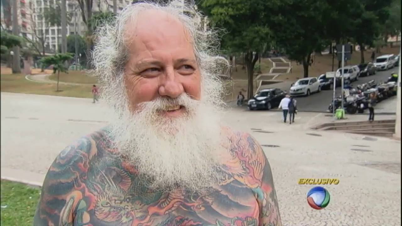 Vovô ousado: homem de 61 anos atrai olhares curiosos com 94% do corpo tatuado