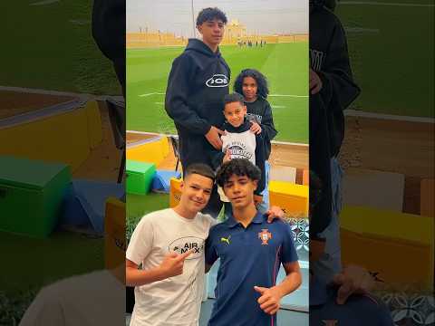 شاهد تواضع كريستيانو رونالدو جونيور مع الاطفال جونيور يتصور مع المعجبين 2025 Ronaldo Junior 