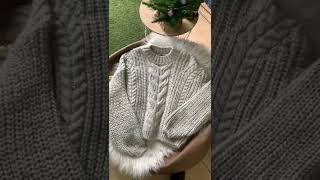 Объёмный свитер крупной вязки с косами
