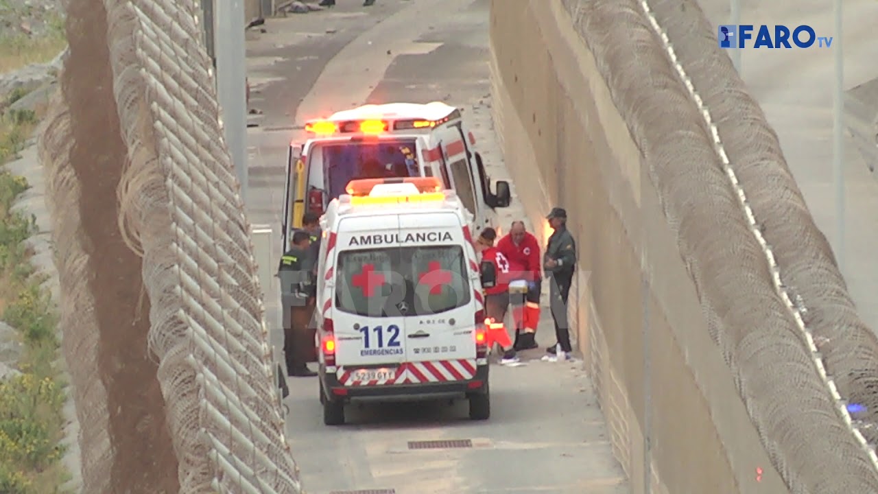 Unos 400 subsaharianos intentan saltar la valla entre Ceuta y Marruecos