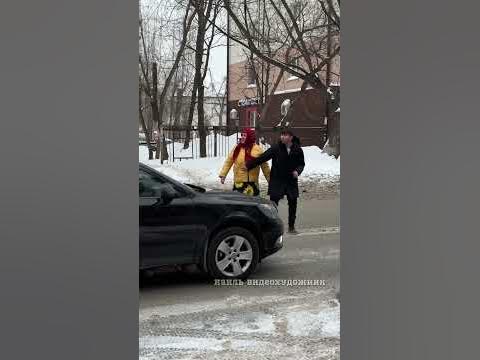 Помог бабушке перейти дорогу 😅 - YouTube