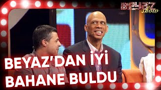 Kareem Abdul Jabbar, seyircinin neden yerde oturduğunu sorguluyor - Beyaz Show