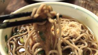 冷たいそばにもとろろ昆布