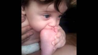 Bebe Chupando O Pé