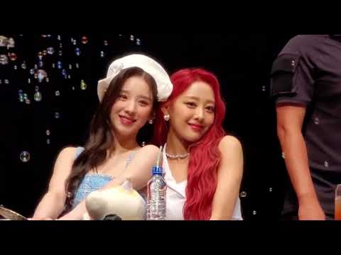 heejin and yves (heeves) fansign [220625] 이달의 소녀