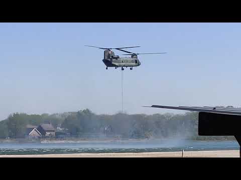 DHC Luchtmacht #blushelikopter #Chinook #BambiBucket vullen natuurbrand Deurne 4K