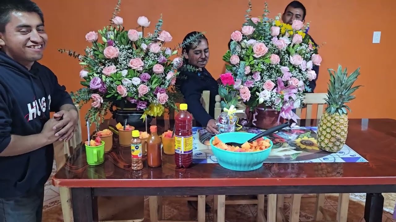 ✅️😀con este hermoso arreglo de flores naturales felicitamos a mamá en su día 🥳🎉