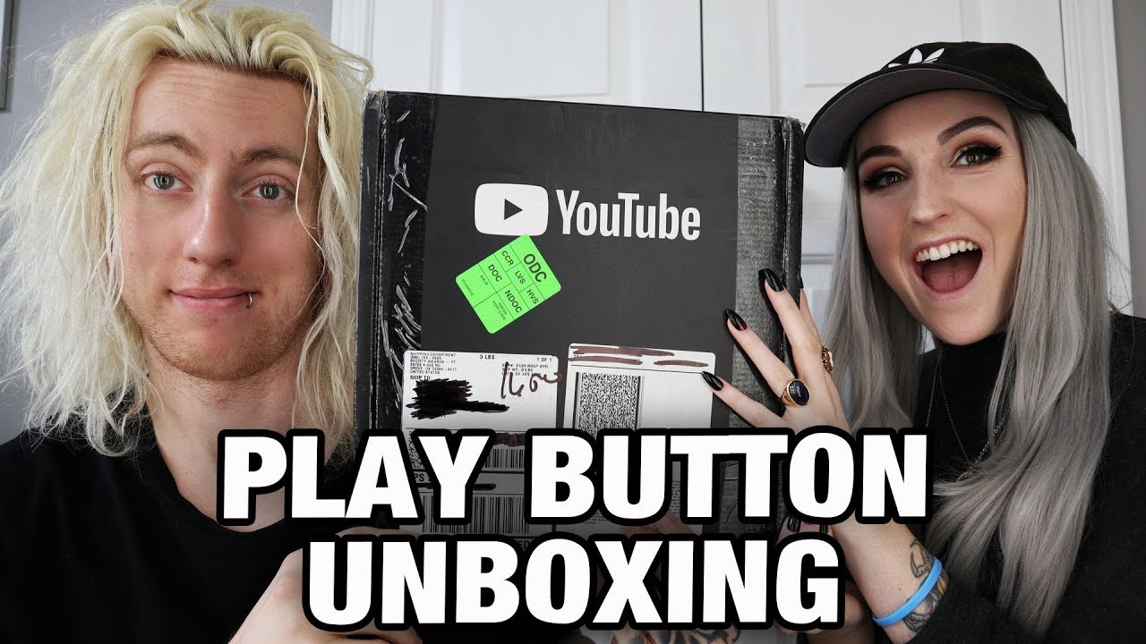 UNBOXING MY FIRST YOUTUBE PLAY BUTTON!