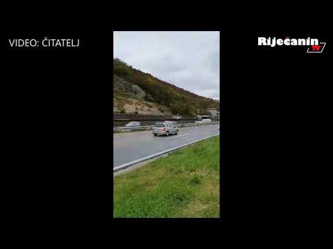 Vožnja unatrag na brzom traku autoceste na području Svilna
