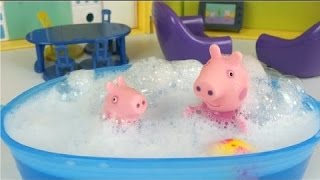 Pig George Da Família Peppa Pig Nadando Na Piscina De Espuma Com A Peppa Em Portugues