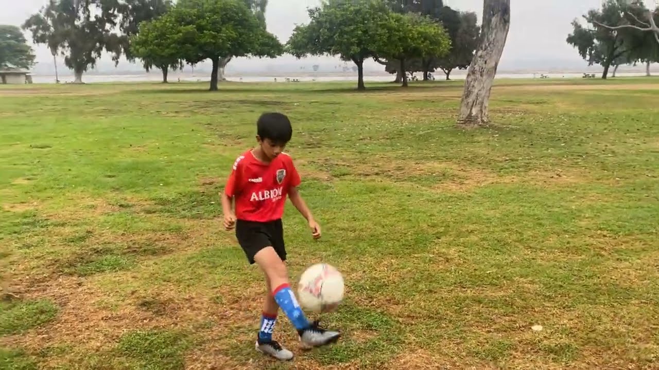 10 Years Old Boy Juggles a Soccer Ball 1000 Times!!! YouTube