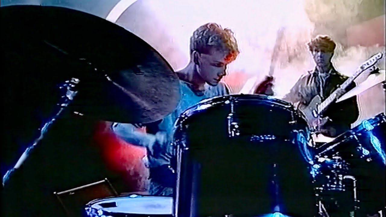 在 YouTube 上觀看「Echo And The Bunnymen | All My Colours | Dutch TV | 1981」 在 YouTube 上觀看「Echo And The Bunnymen | All My Colours | Dutch TV | 1981」