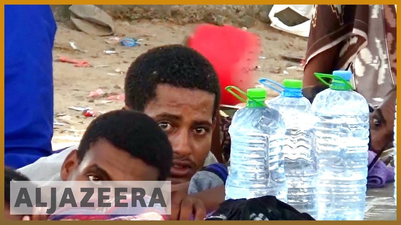 🇾🇪 مهاجرون أفارقة محتجزون في مركز احتجاز بدون طعام في اليمن | الجزيرة الإنجليزية