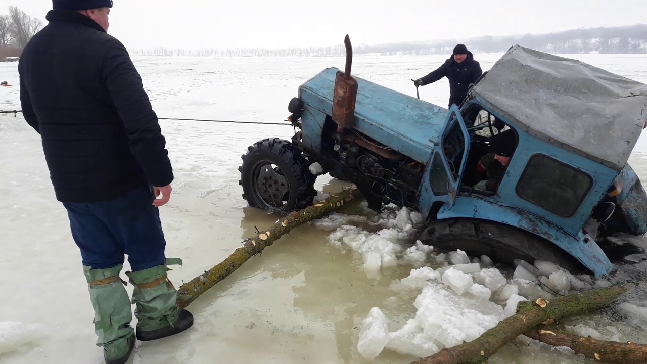 спасали рибу  втопили трактор.
