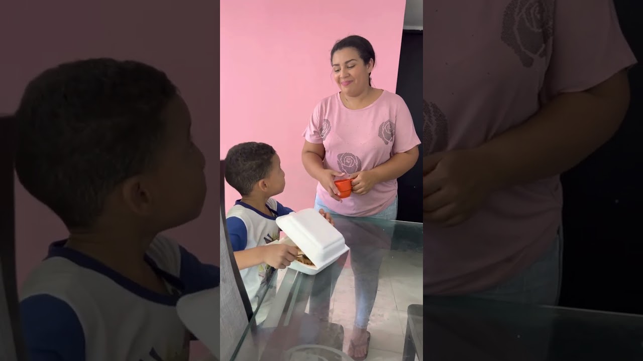 Manda a su hijo a pedir a la calle