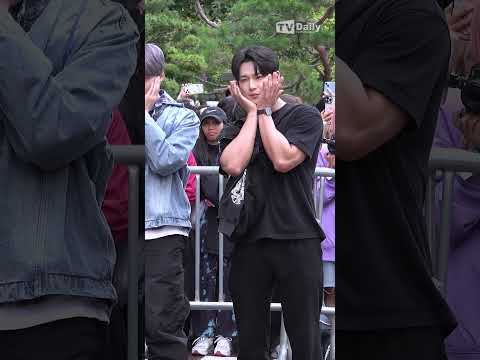 #근육 꽃받침에 쓰는 #원어스 #이도 🌸 #<strong>oneus</strong> #leedo #뮤뱅 #출근길 #포토타임 #shorts