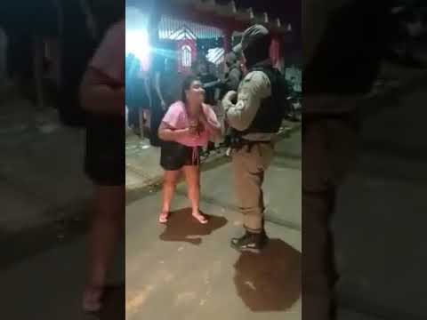 Bêbada, mulher canta "Seu polícia" para PM durante abordagem no AC