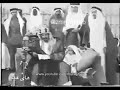 الملك المؤسس عبد العزيز يلقي خطاب وبجانبه خادم الحرمين الشريفين الملك سلمان بعمر ثلاث سنوات 