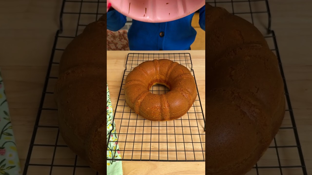 💁‍♀️ Smart way to get cakes to release from bundt pan in one piece! 